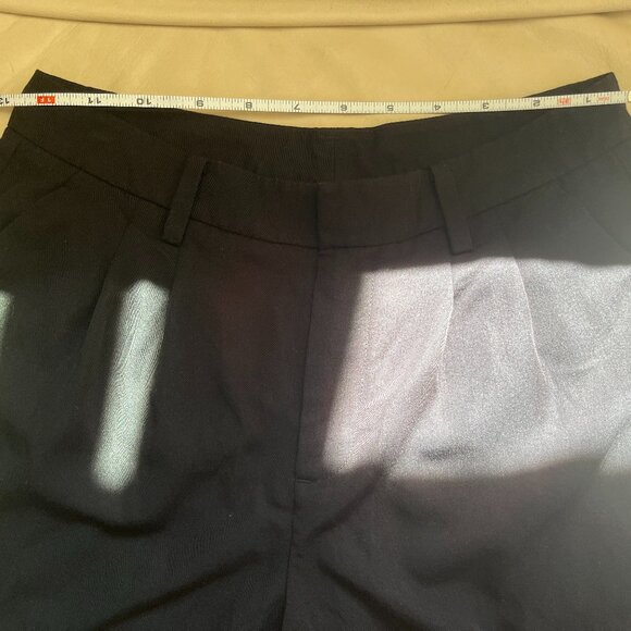 Uniqlo Black Formal Pleated Shorts size Zero - Picture 3 of 6
